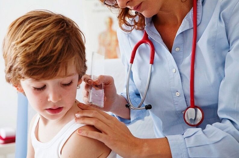 arst uurib lapse papilloomiga keha